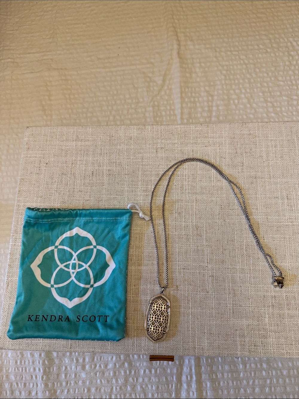 Kendra Scott Filigree Pendant adjustable Necklace with jewelry bag!